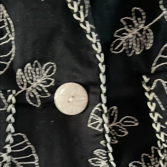 Elegant Black and White Floral Blazer - Picture 3 of 5